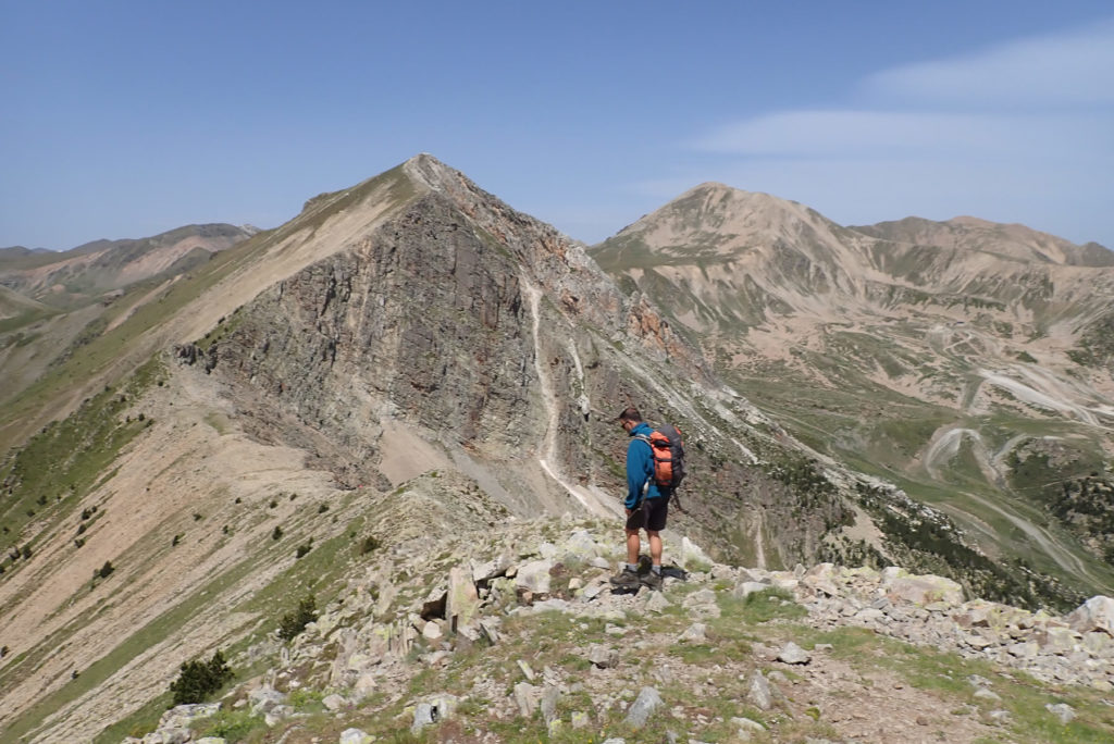 Pau en la cima del Gra de Fajol Petit, 2.567 mts., atrás a la derecha el Bastiments y el Gra de Fajol a la izquierda