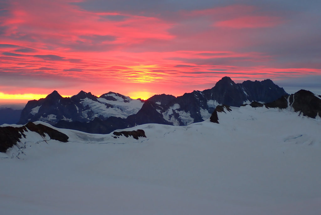 Amanece en el Refugio de Mönchjoch, 3.657 mts., con el circo o plateau del Glaciar Ewigschneefäld abajo y detrás a la derecha sobresale el Schreckhorn