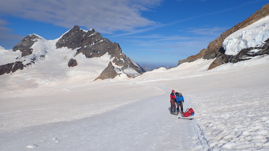 Bajando del Refugio de Mönchjoch hacia Junfraujoch, en el centro dicho collado y arriba el Jungfrau