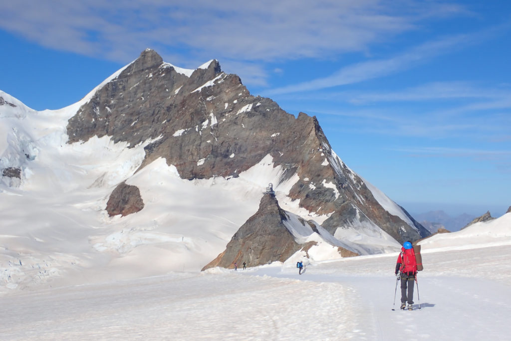 Bajando del Refugio de Mönchjoch hacia Junfraujoch, en el centro dicho collado y detrás el Jungfrau