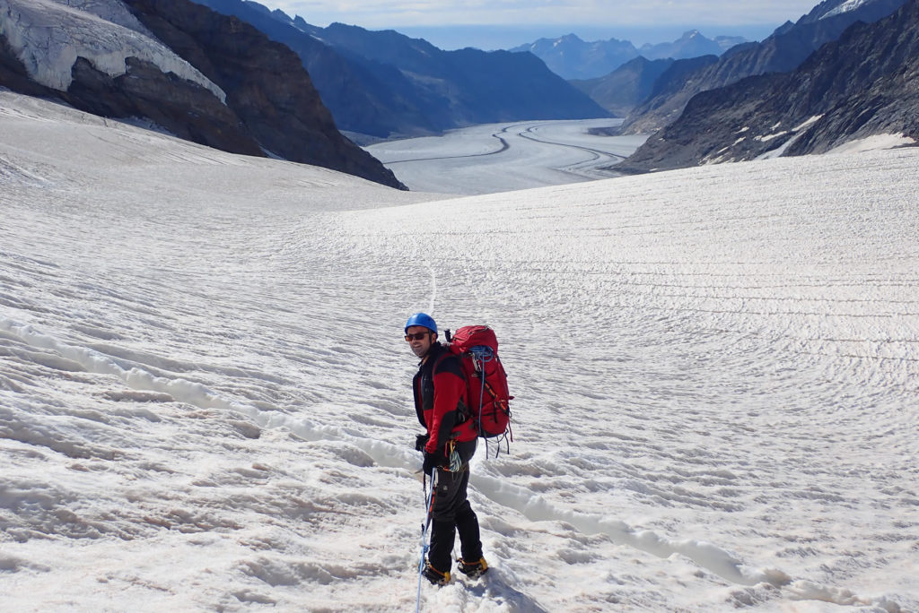 Pau bajando de Jungfraujoch desandando el Glaciar Aletsch en busca de Märjelen