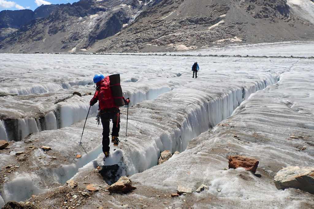 Glaciar Aletsch abajo, cruzando grietas