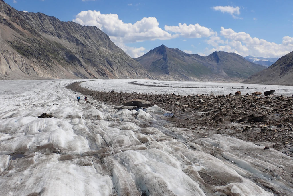 Glaciar Aletsch abajo por la morrena central. Delante el vallecillo de Märjelen bajo el Eggishorn