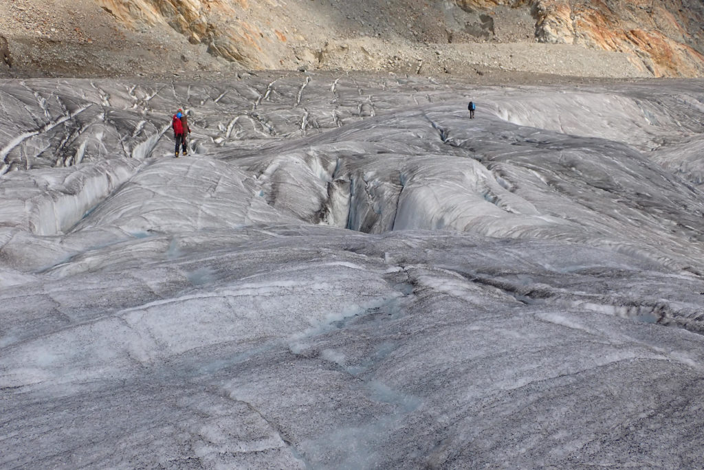 Glaciar Aletsch abajo cruzando grietas